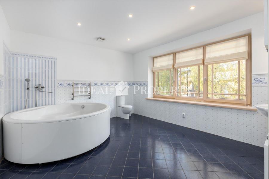 Частный дом на берегу озера Лангстини (первая линия). 