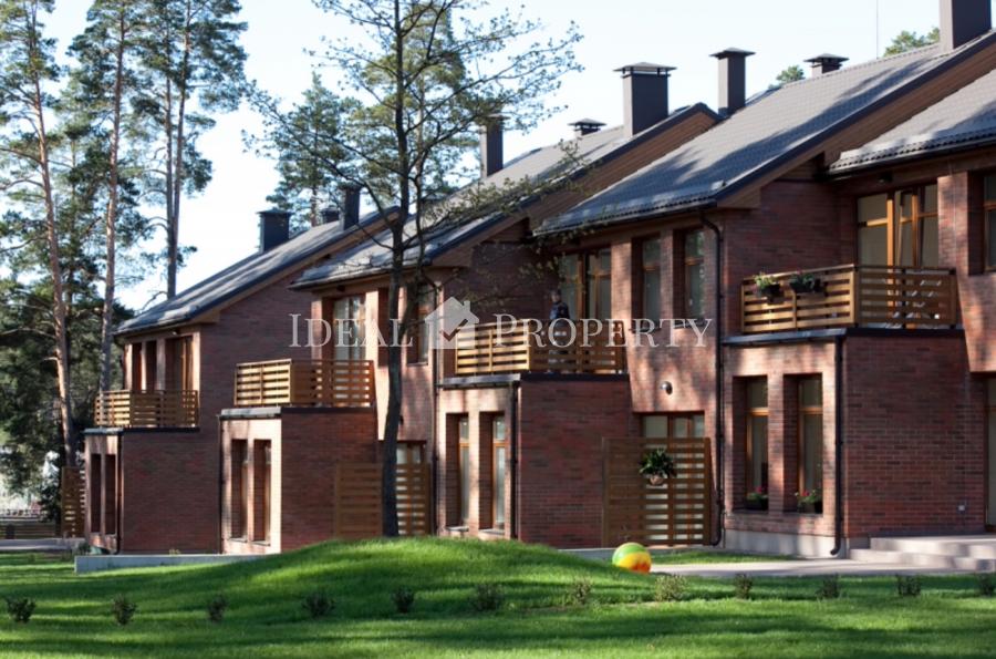 На продажу дом близнец в поселке Апоги. 