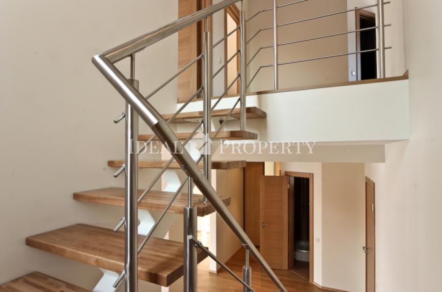 На продажу дом близнец в поселке Апоги. 