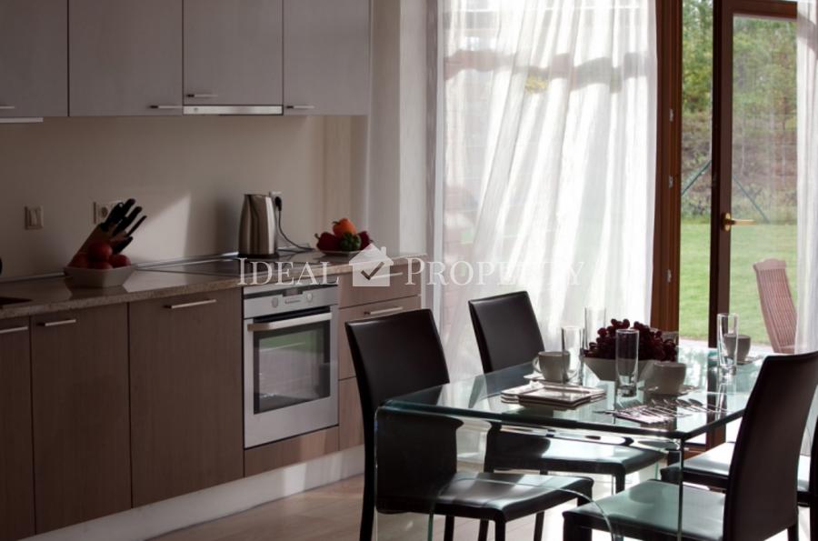 На продажу дом близнец в поселке Апоги. 