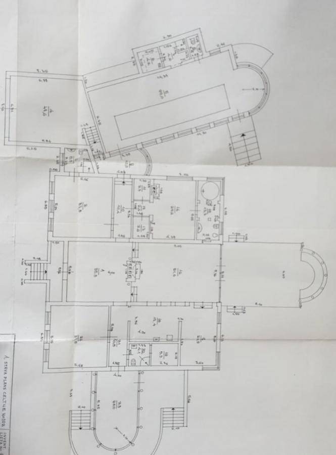 Māja ar peldbaseinu pašā Bulduru centrā, Jūrmalā.