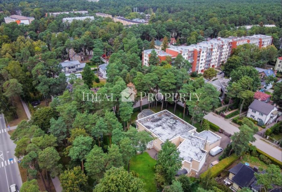 Дом с бассейном в самом центре Булдури в Юрмале. 