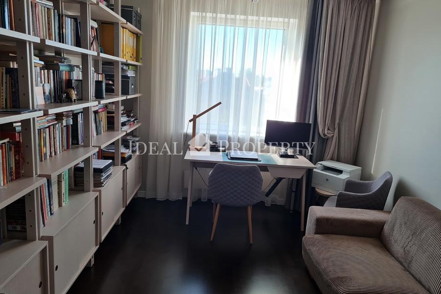 We sell a spacious 4-room apartment with a balcony with a beautiful view of the city.