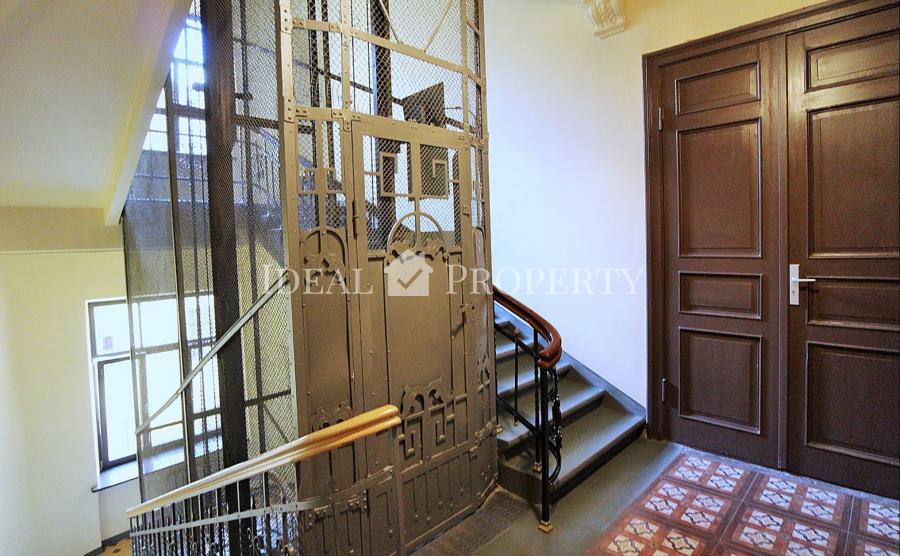 We offer to purchase a spacious, completely renovated apartment in a renovated Art Nouveau building, right next to the Old Town.