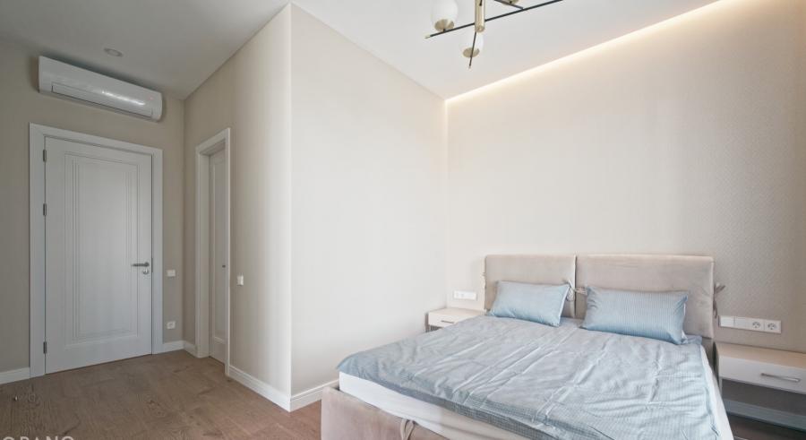 We offer a bright apartment in the residential complex Kruzes Nami.