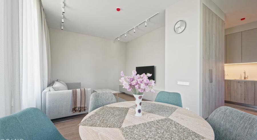 We offer a bright apartment in the residential complex Kruzes Nami.