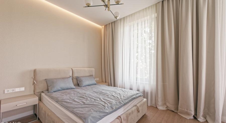 We offer a bright apartment in the residential complex Kruzes Nami.