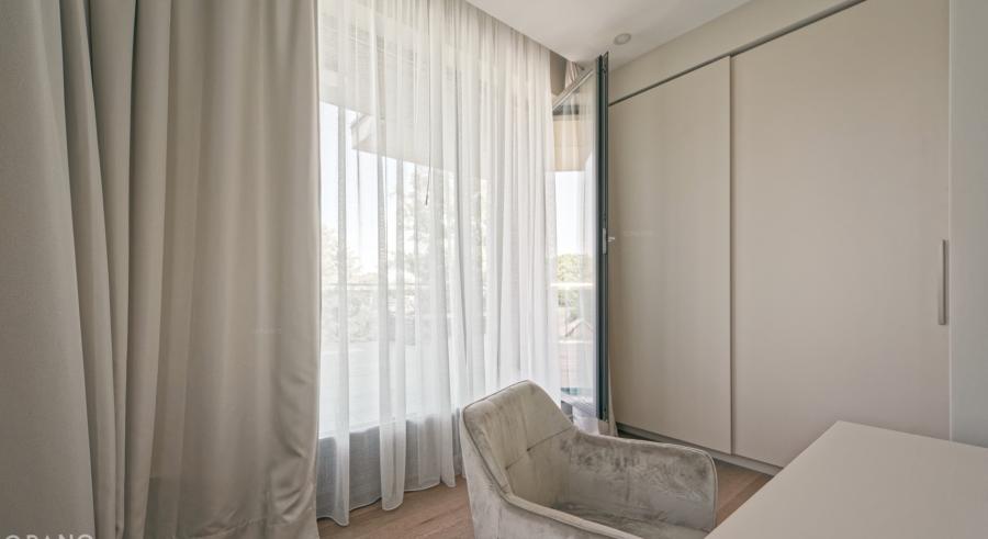 We offer a bright apartment in the residential complex Kruzes Nami.