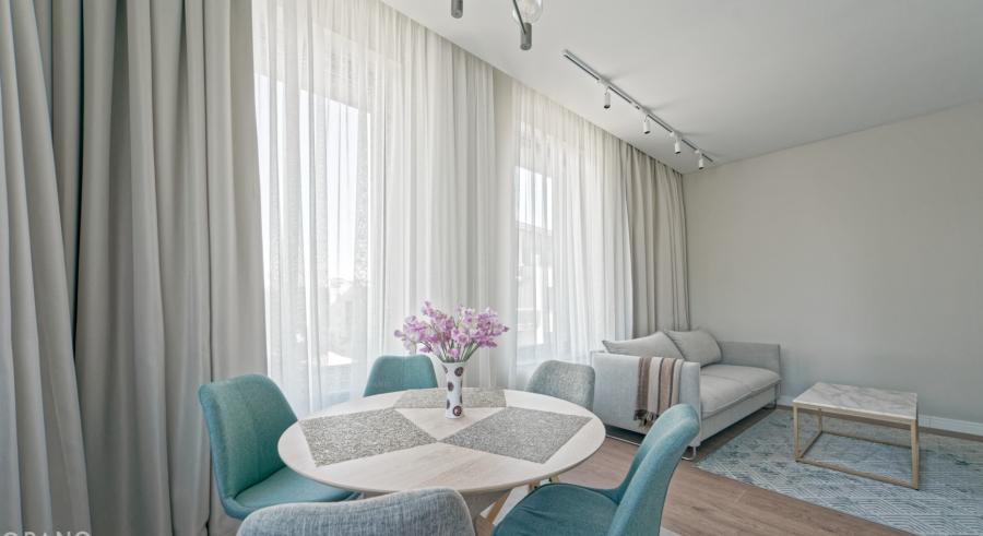 We offer a bright apartment in the residential complex Kruzes Nami.