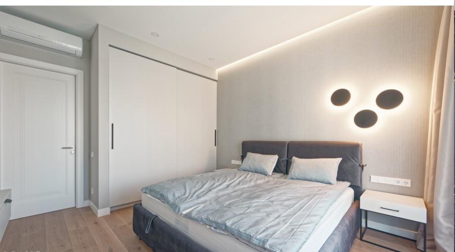 We offer a bright apartment in the residential complex Kruzes Nami.