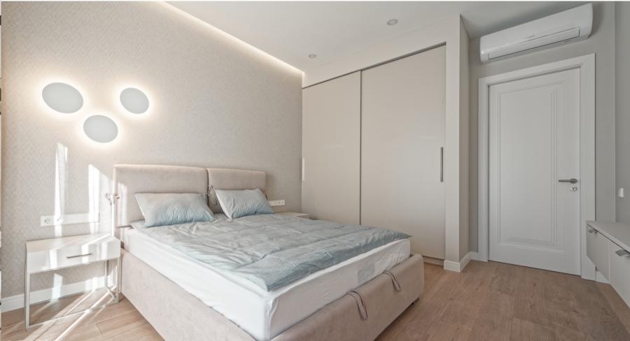 We offer a bright apartment in the residential complex Kruzes Nami.