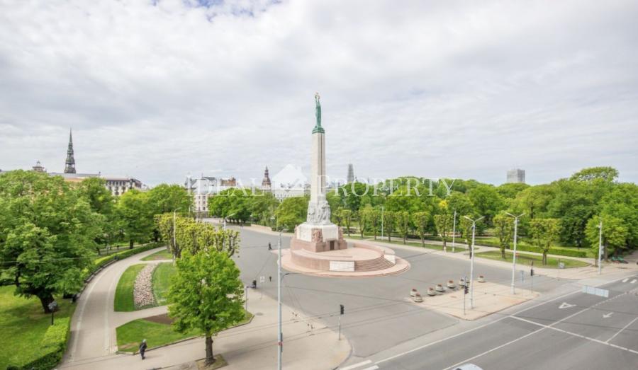 Piedāvājam namīpašums, kas atrodas vēstniecību rajonā, centrālā iela, skats uz parku.