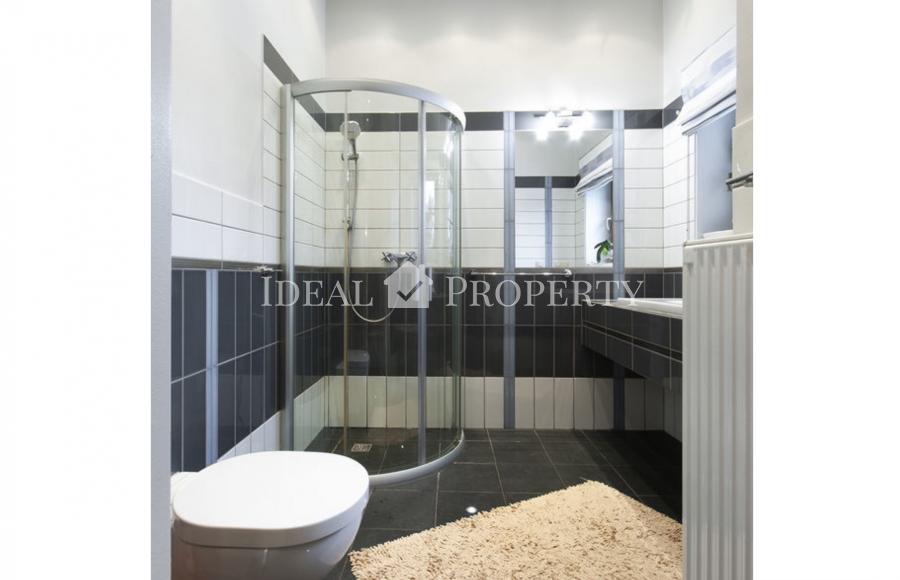 Pārdod klasiska stila privātmāju priežu ieskautā teritorijā, blakus ezeram ciematā Sunīši.