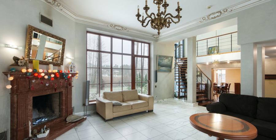 Pārdod klasiska stila privātmāju priežu ieskautā teritorijā, blakus ezeram ciematā Sunīši.