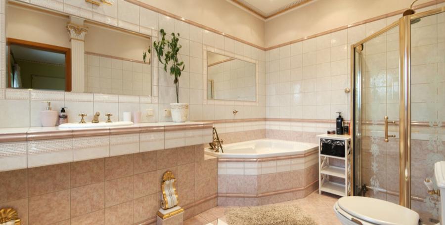 Pārdod klasiska stila privātmāju priežu ieskautā teritorijā, blakus ezeram ciematā Sunīši.