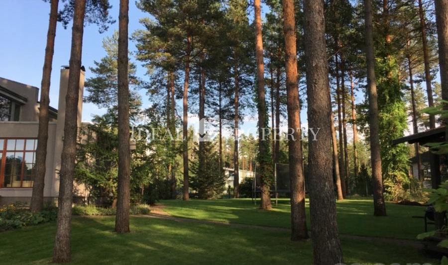 Pārdod klasiska stila privātmāju priežu ieskautā teritorijā, blakus ezeram ciematā Sunīši.