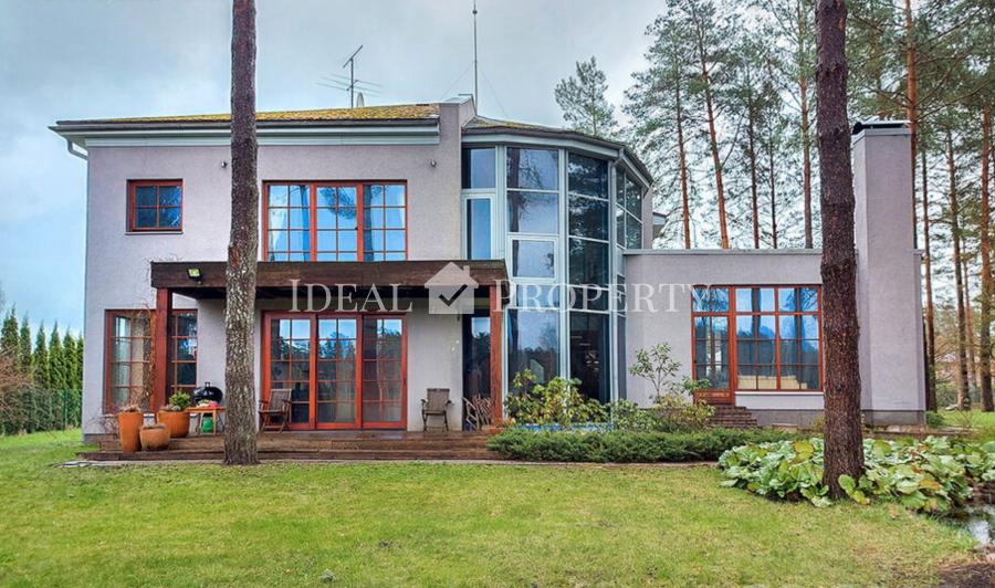 Pārdod klasiska stila privātmāju priežu ieskautā teritorijā, blakus ezeram ciematā Sunīši.