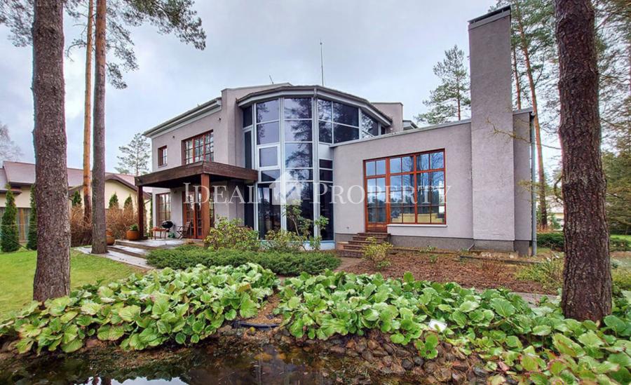 Pārdod klasiska stila privātmāju priežu ieskautā teritorijā, blakus ezeram ciematā Sunīši.