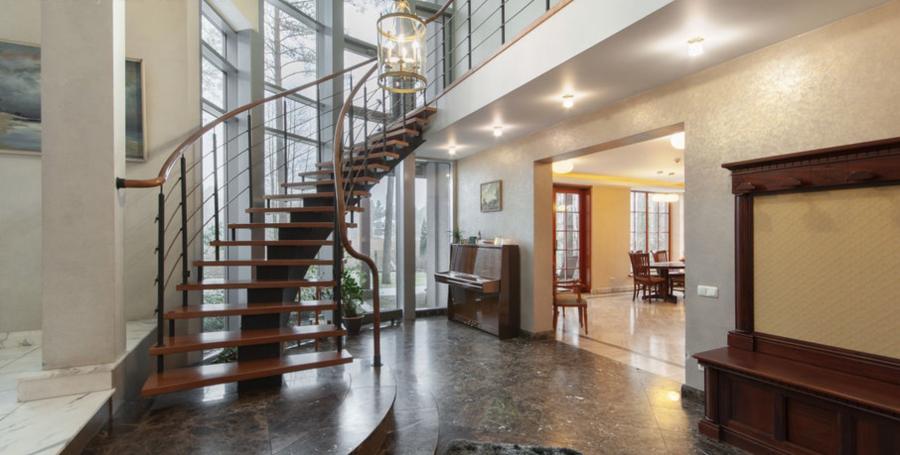 Pārdod klasiska stila privātmāju priežu ieskautā teritorijā, blakus ezeram ciematā Sunīši.