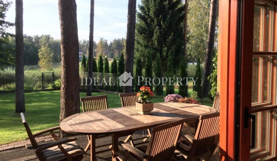 Pārdod klasiska stila privātmāju priežu ieskautā teritorijā, blakus ezeram ciematā Sunīši.