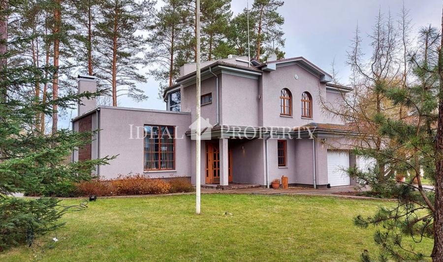 Pārdod klasiska stila privātmāju priežu ieskautā teritorijā, blakus ezeram ciematā Sunīši.