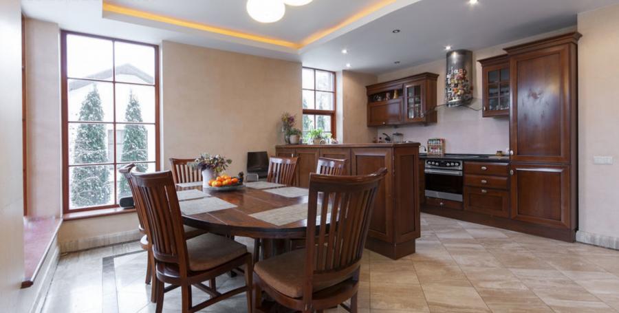 Pārdod klasiska stila privātmāju priežu ieskautā teritorijā, blakus ezeram ciematā Sunīši.