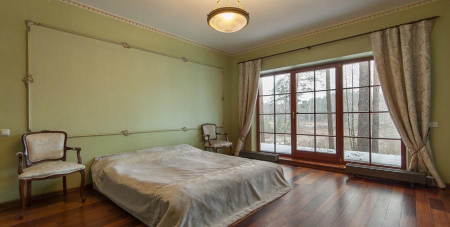 Pārdod klasiska stila privātmāju priežu ieskautā teritorijā, blakus ezeram ciematā Sunīši.