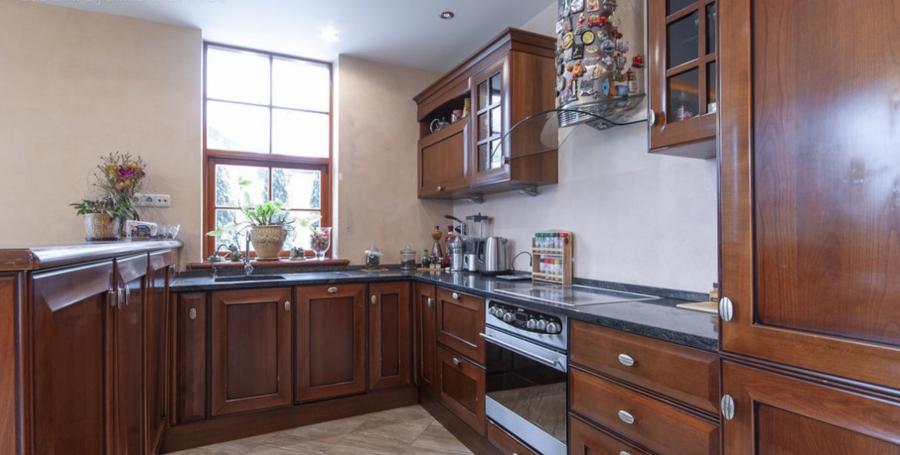 Pārdod klasiska stila privātmāju priežu ieskautā teritorijā, blakus ezeram ciematā Sunīši.