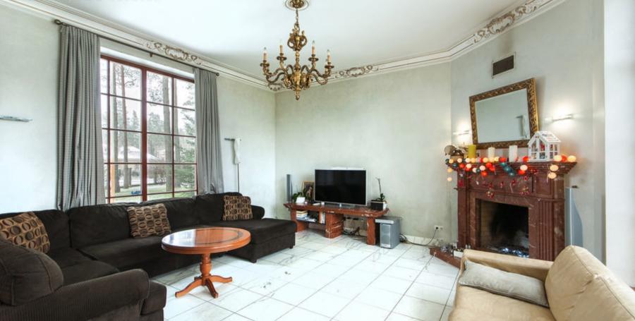 Pārdod klasiska stila privātmāju priežu ieskautā teritorijā, blakus ezeram ciematā Sunīši.