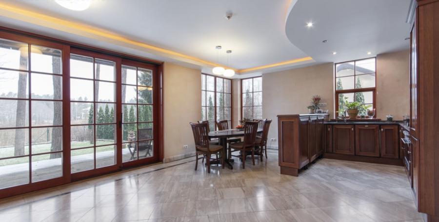 Pārdod klasiska stila privātmāju priežu ieskautā teritorijā, blakus ezeram ciematā Sunīši.