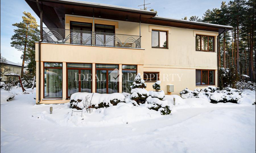 House in an elite area, surrounded by pine forest near the lake. House in an elite area, surrounded by pine forest near the lake.