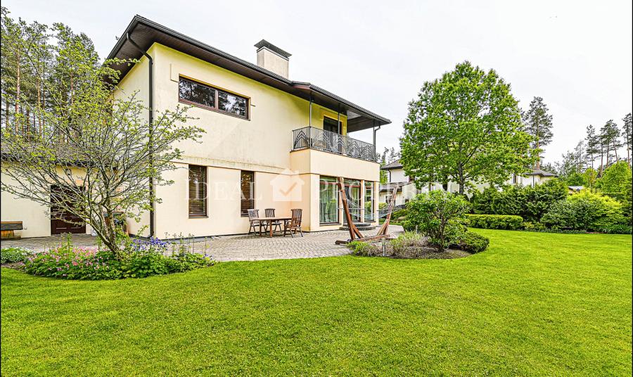 House in an elite area, surrounded by pine forest near the lake. House in an elite area, surrounded by pine forest near the lake.