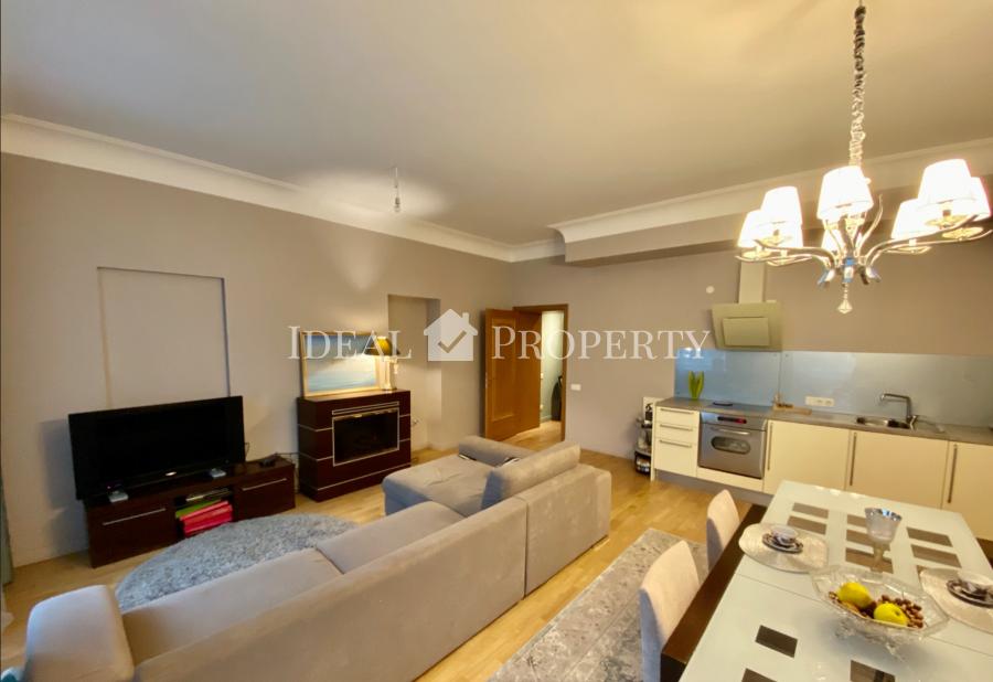 We are selling a designer apartment in the heart of a quiet center, at the corner of Ausekla Street and Washington Square, overlooking Petrovsky Park