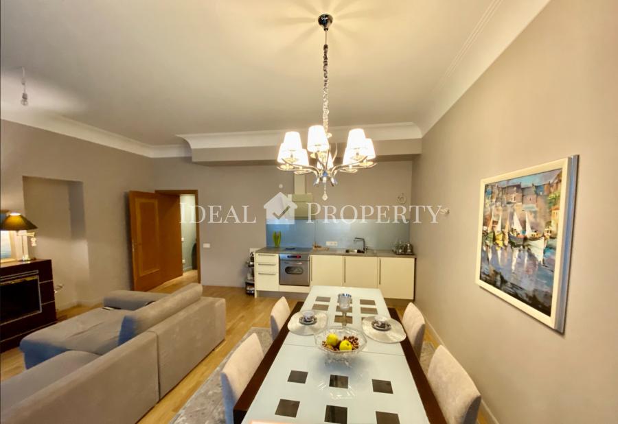 We are selling a designer apartment in the heart of a quiet center, at the corner of Ausekla Street and Washington Square, overlooking Petrovsky Park