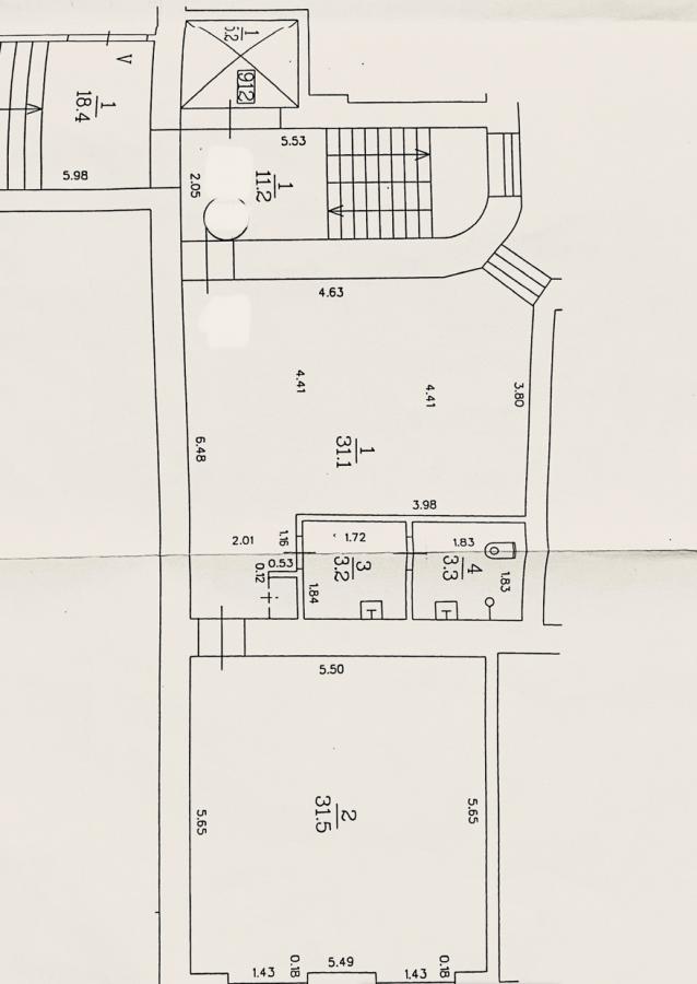 Piedāvājam dizaina dzīvokli klusā centra sirdī, Ausekļa ielas un Vašingtonas laukuma krustojumā ar skatu uz Petrovska parku.