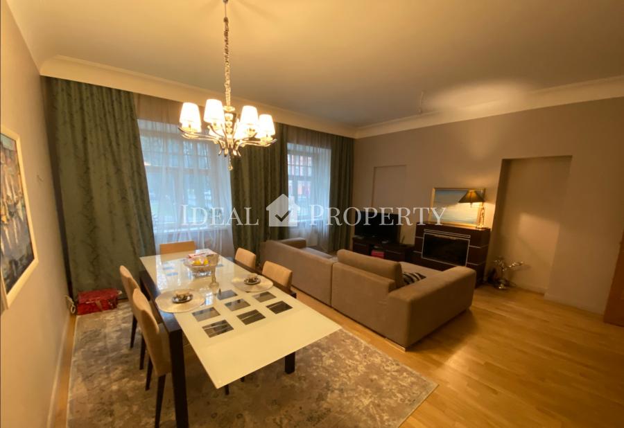 We are selling a designer apartment in the heart of a quiet center, at the corner of Ausekla Street and Washington Square, overlooking Petrovsky Park