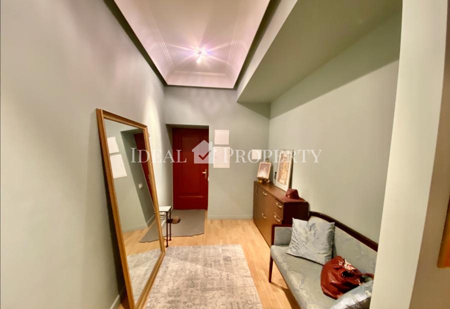 We are selling a designer apartment in the heart of a quiet center, at the corner of Ausekla Street and Washington Square, overlooking Petrovsky Park