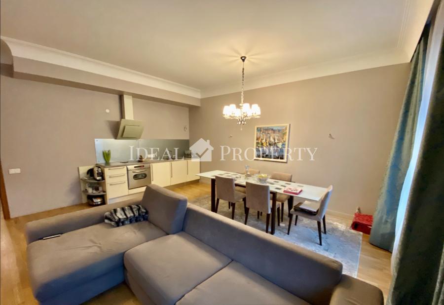 We are selling a designer apartment in the heart of a quiet center, at the corner of Ausekla Street and Washington Square, overlooking Petrovsky Park