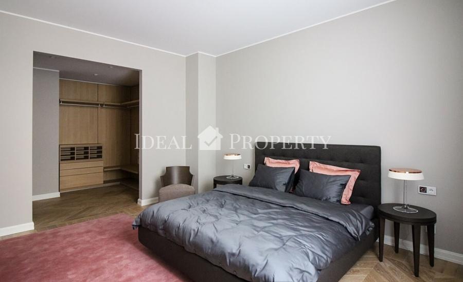 We offer to purchase a spacious and sophisticated 3 rooms apartment at Elizabetes street.