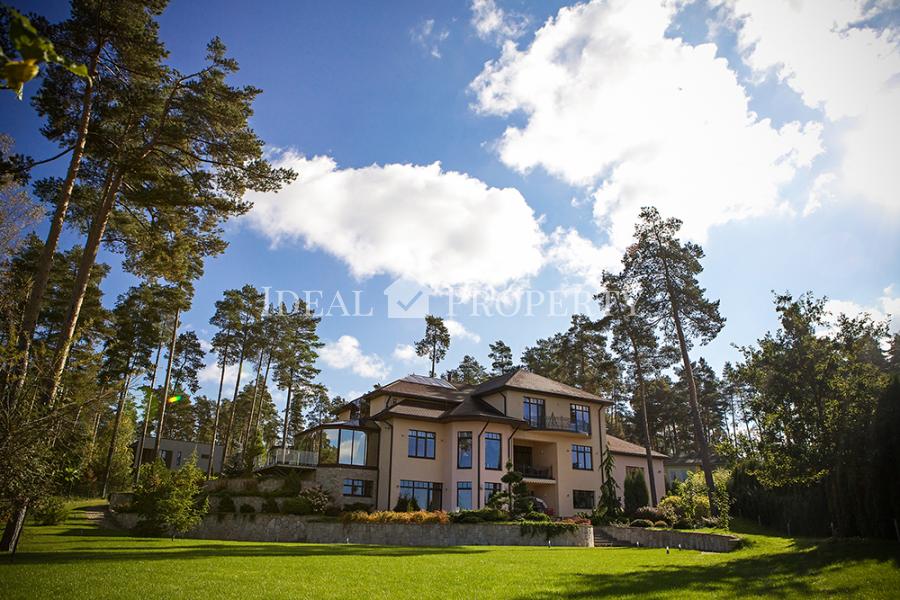 On the shore of the lake  for sale A mansion with direct access to the lake.