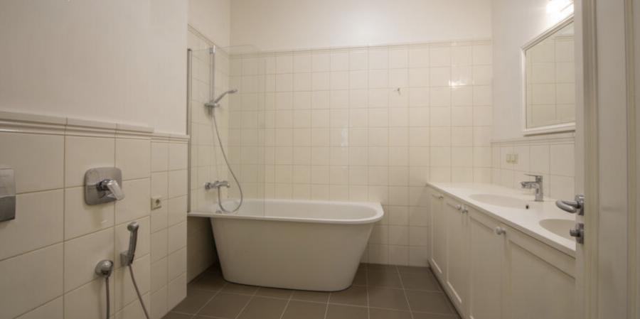 For rent 2 bedrooms apartment in a renovated building, in the city center.