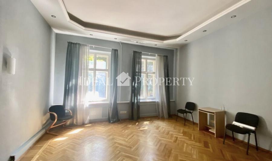 We offer to buy a spacious apartment in the quiet historical center of Riga, on Alunāna street .