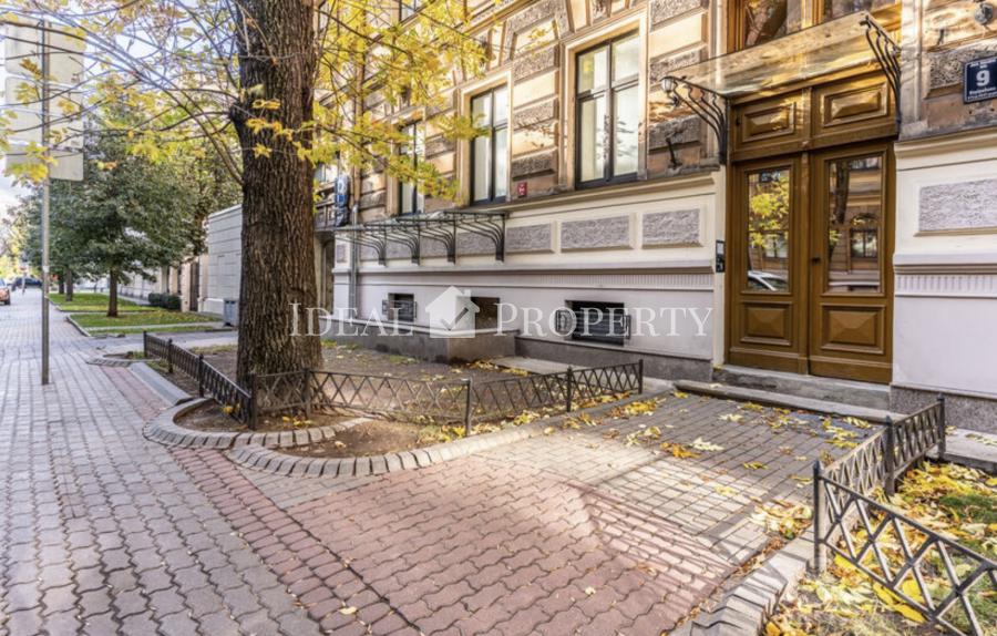 We offer to buy a spacious apartment in the quiet historical center of Riga, on Alunāna street .