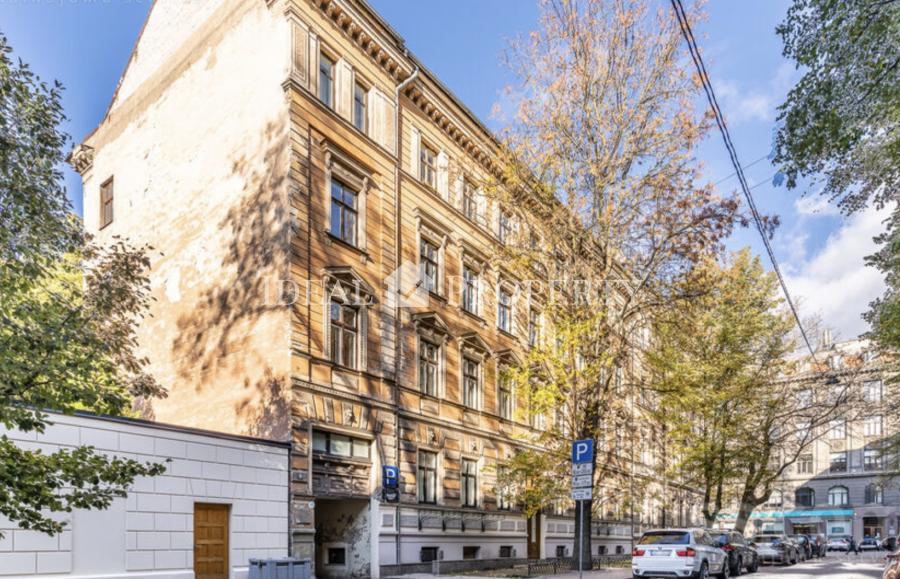 We offer to buy a spacious apartment in the quiet historical center of Riga, on Alunāna street .