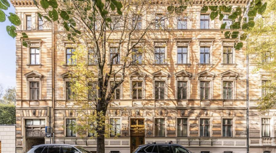 We offer to buy a spacious apartment in the quiet historical center of Riga, on Alunāna street .