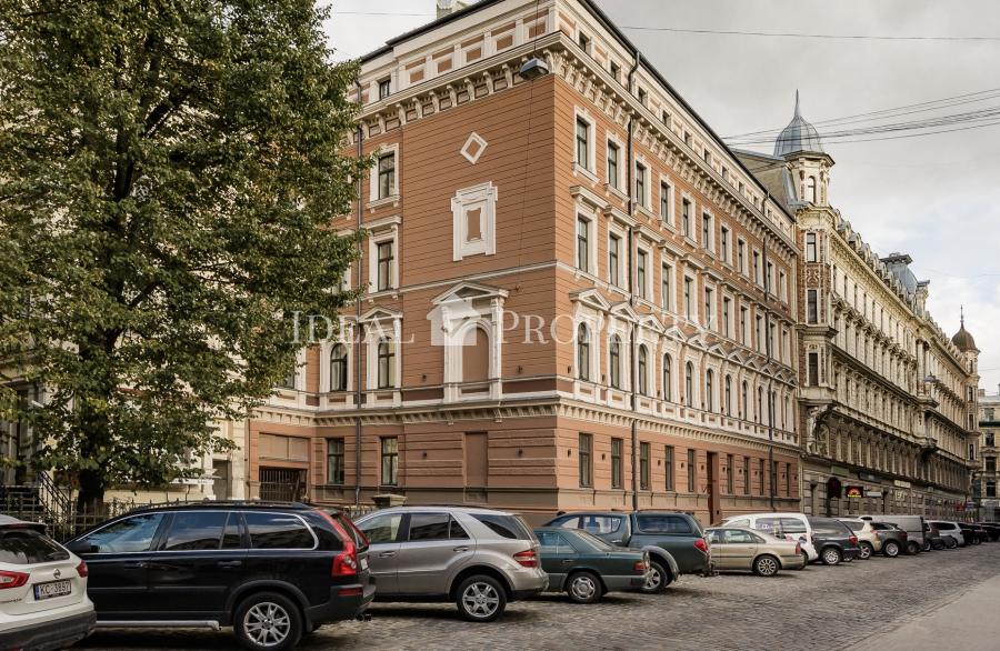 For sale uniq 3 rooms apartment in centre of Riga, on Alfreda Kalnina street. 