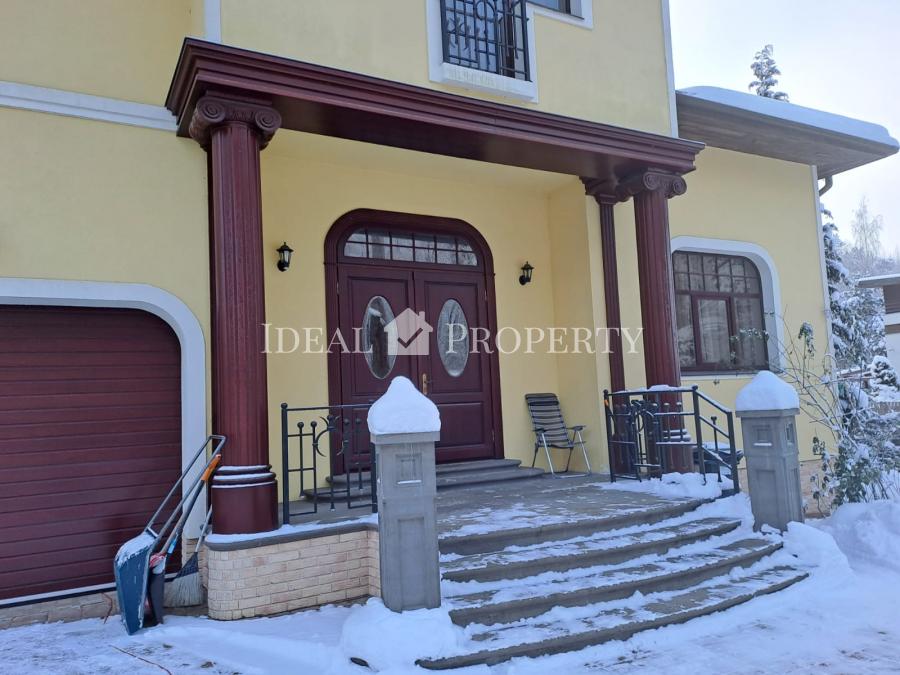 For sale is a private house in Asari, with a swimming pool and sauna.