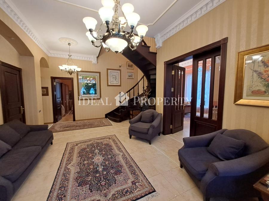 For sale is a private house in Asari, with a swimming pool and sauna.