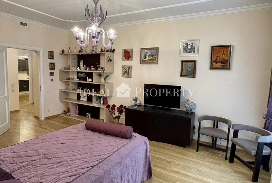 We offer for sale an elegant apartment in the city center, at Blaumana street.