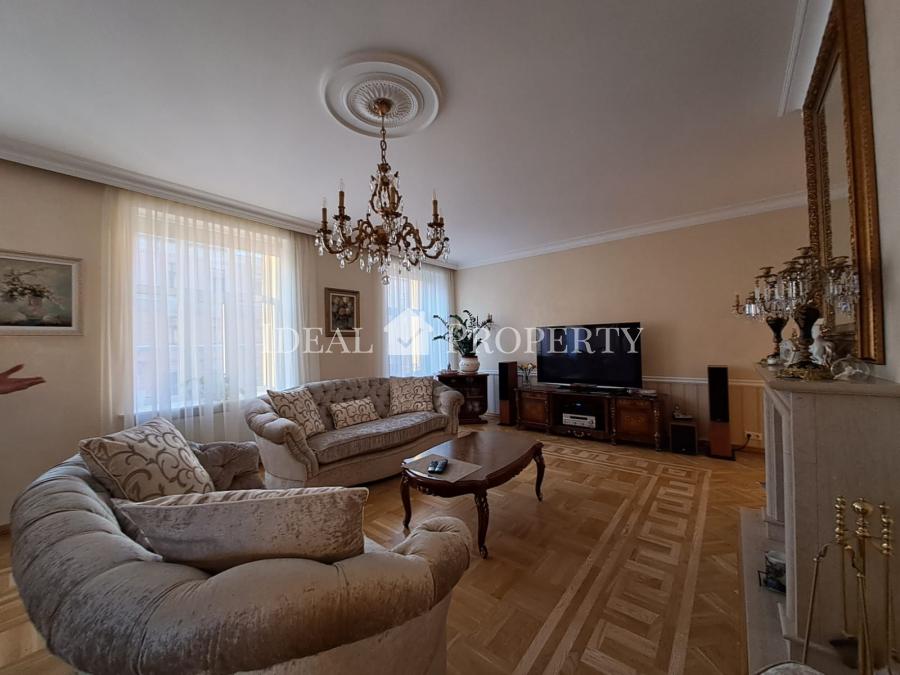 We offer far sale a 5-room apartment in a renovated house ar Gertrudes str.